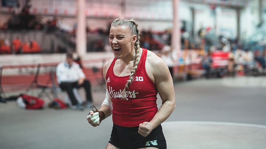 Axelina Johansson gr en segergest.